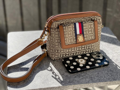 شنطة ماركة تومي هيلفيقر