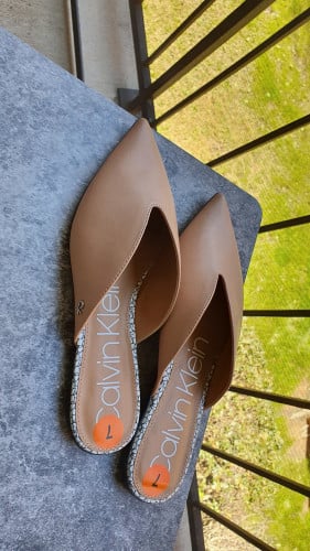 صندل ماركة كالفن كلاين
