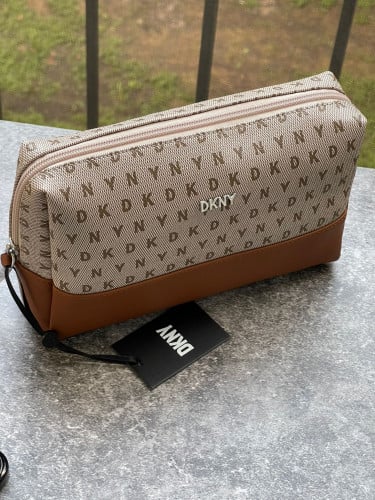 شنطة مكياج ماركة DKNY