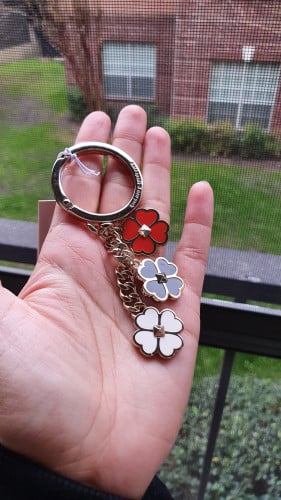 ميدالية ماركة كيت سبيد