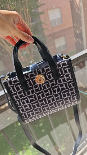 شنطة ماركة تومي هيلفيقر