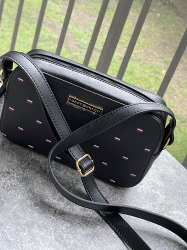 شنطة ماركة تومي هيلفيقر