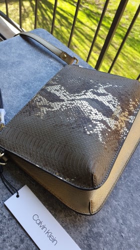 شنطة كروس ماركة كالفن كلاين