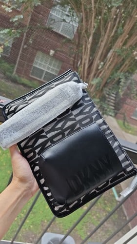 باوتش ماركة DKNY