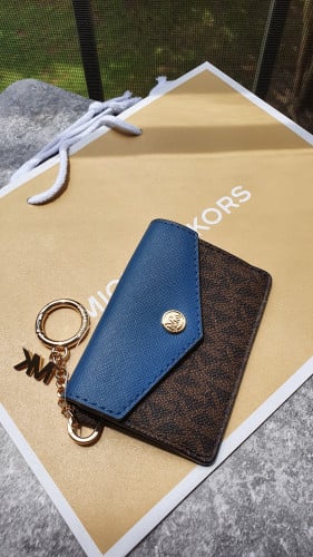 محفظة بطاقات وهوية وميدالية مايكل كورس