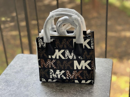 شنطة ماركة مايكل كورس