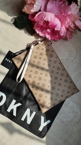 باوتش ماركة DKNY