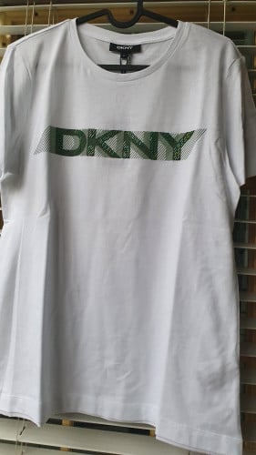 تيشيرت ماركة DKNY