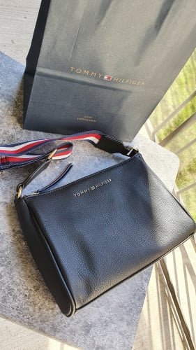 شنطة ماركة تومي هيلفيقر