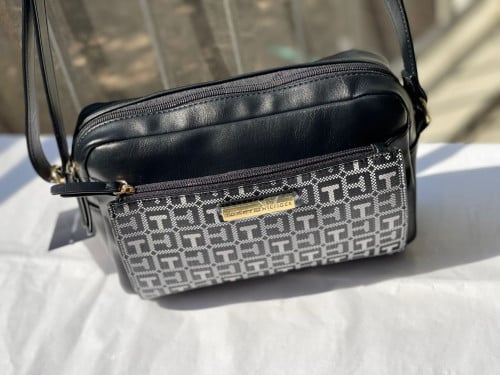 شنطة ماركة تومي هيلفيقر