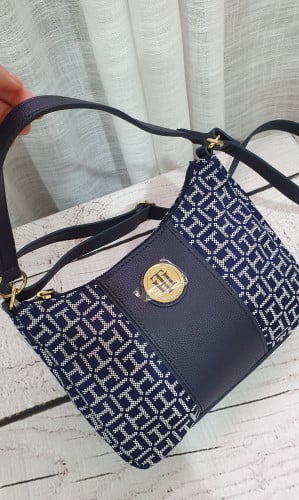 شنطة ماركة تومي هيلفيقر