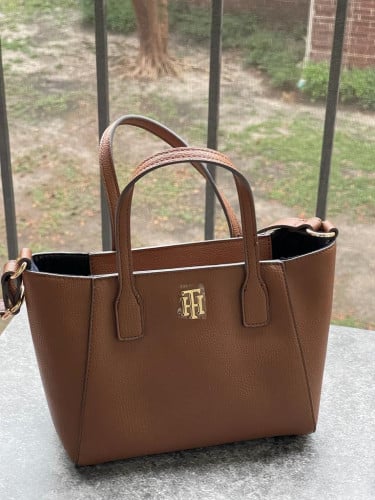 شنطة ماركة تومي هيلفيقر