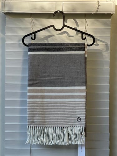 شال ماركة كالفن كلاين