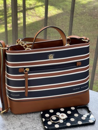 شنطة ماركة تومي هيلفيقر