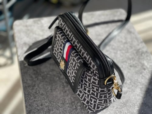 شنطة ماركة تومي هيلفيقر