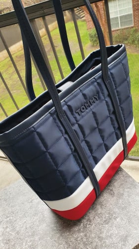 شنطة tote ماركة تومي هيلفيقر