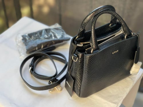 شنطة ماركة DKNY