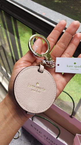 ميدالية ماركة كيت سبيد