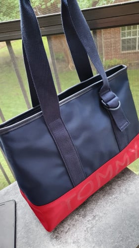 شنطة كبيرة ماركة تومي هيلفيقر