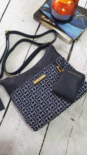 شنطة ماركة تومي هيلفيقر