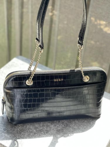 شنطة كتف ماركة DKNY