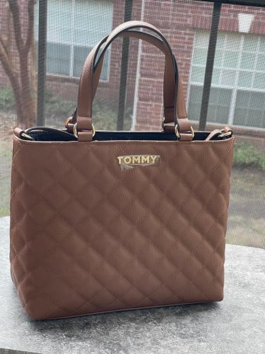 شنطة كبيرة ماركة تومي