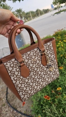 شنطة ماركة DKNY