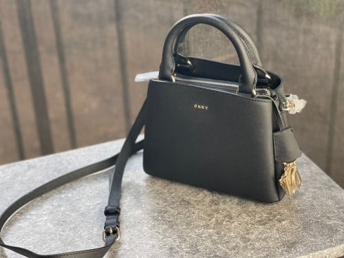 شنطة ماركة DKNY