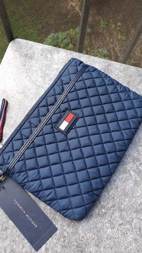 باوتش ماركة تومي هيلفيقر