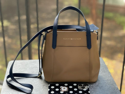 شنطة ماركة تومي هيلفيقر