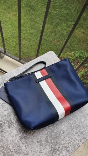 باوتش ماركة تومي هيلفيقر