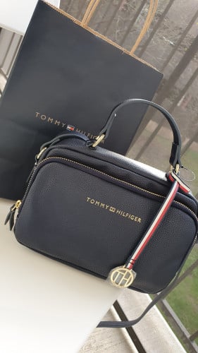 شنطة ماركة تومي هيلفيقر