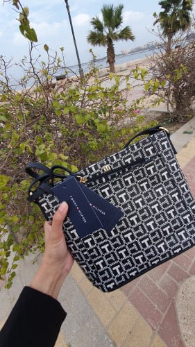 شنطة ماركة تومي هيلفيقر