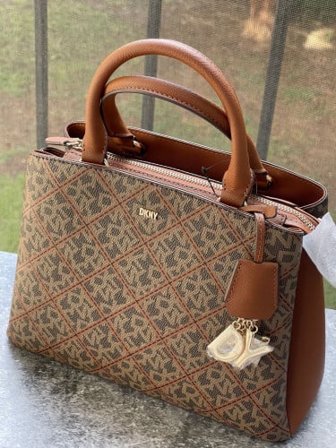 شنطة ماركة DKNY