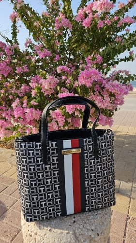 شنطة وسط ماركة تومي هيلفيقر