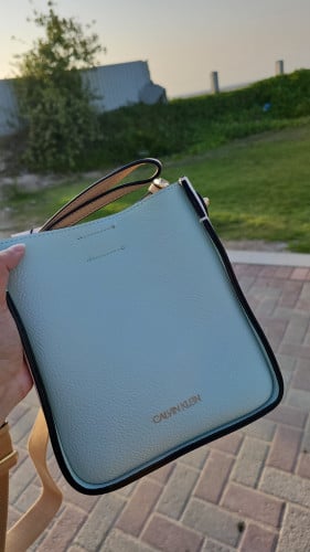 شنطة مع باوتش ماركة كالفن كلاين