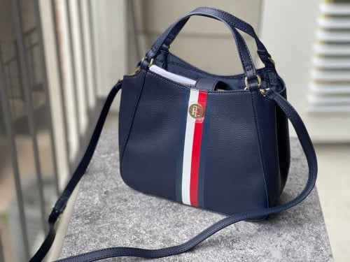 شنطة ماركة تومي هيلفيقر