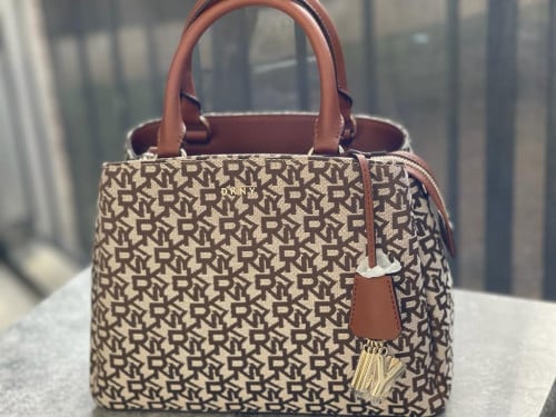 شنطة ماركة DKNY