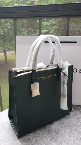 شنطة ماركة مارك جيكوبس