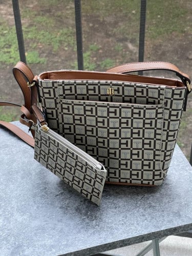 شنطة ماركة تومي هيلفيقر