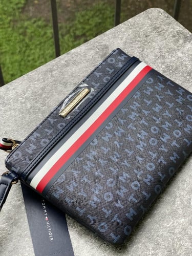 باوتش ماركة تومي هيلفيقر