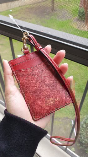 حامل هوية ماركة كوتش