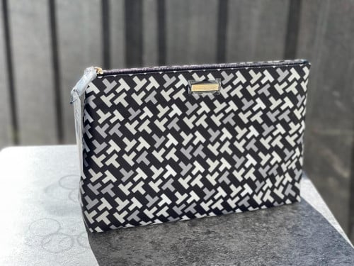 باوتش ماركة تومي هيلفيقر