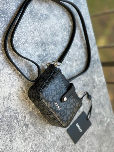 شنطة بطاقات صغيرة ماركة DKNY