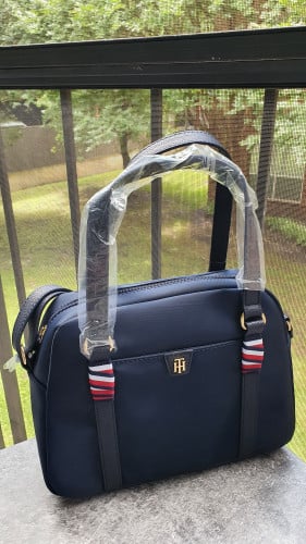 شنطة ماركة تومي هيلفيقر