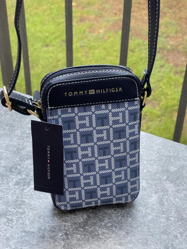 شنطة ماركة تومي هيلفيقر