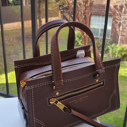 شنطة ماركة مارك جيكوبس