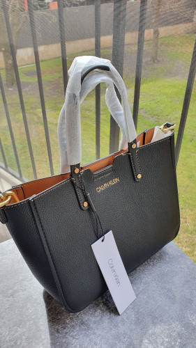 شنطة صغيرة ماركة كالفن كلاين