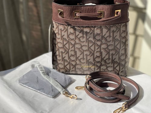 شنطة ماركة كالفن كلاين