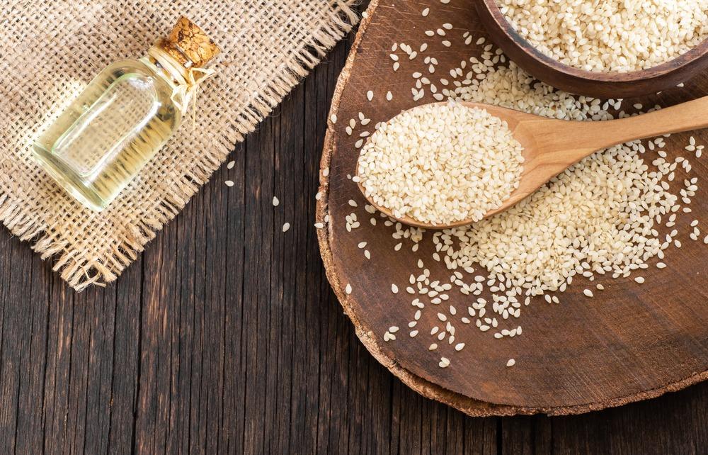 زيت السمسم للشعر: هل يناسب الترطيب والتغذية؟